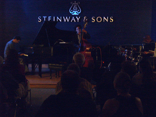 Colegas tocando instrumentos Stenway & Sons