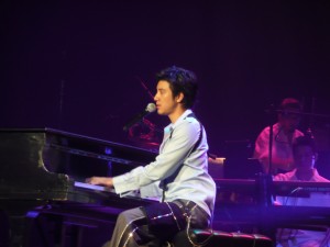 Leehom tocando piano Kawai