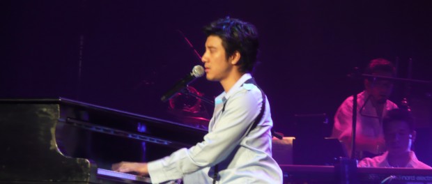Leehom tocando piano Kawai Leehom tocando piano Kawai